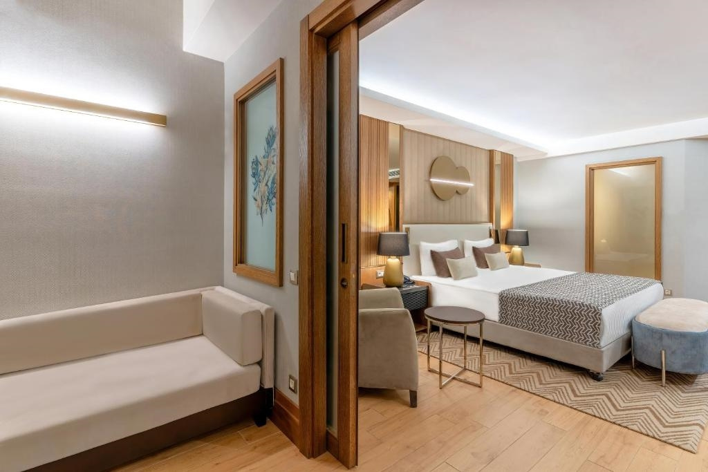Deluxe Superior Double room with pool view (full double bed)