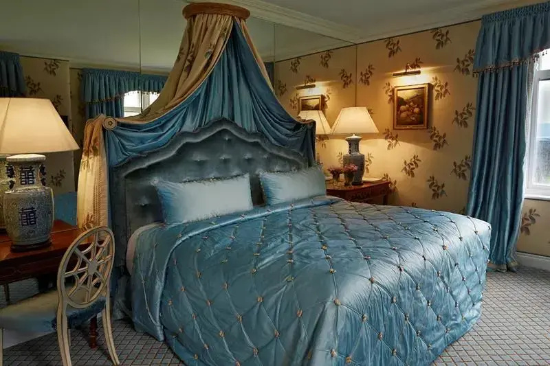 Standard Double room with lake view (full double bed)