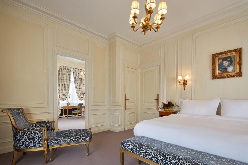 Terrace Eiffel Tower Double Suite (full double bed)