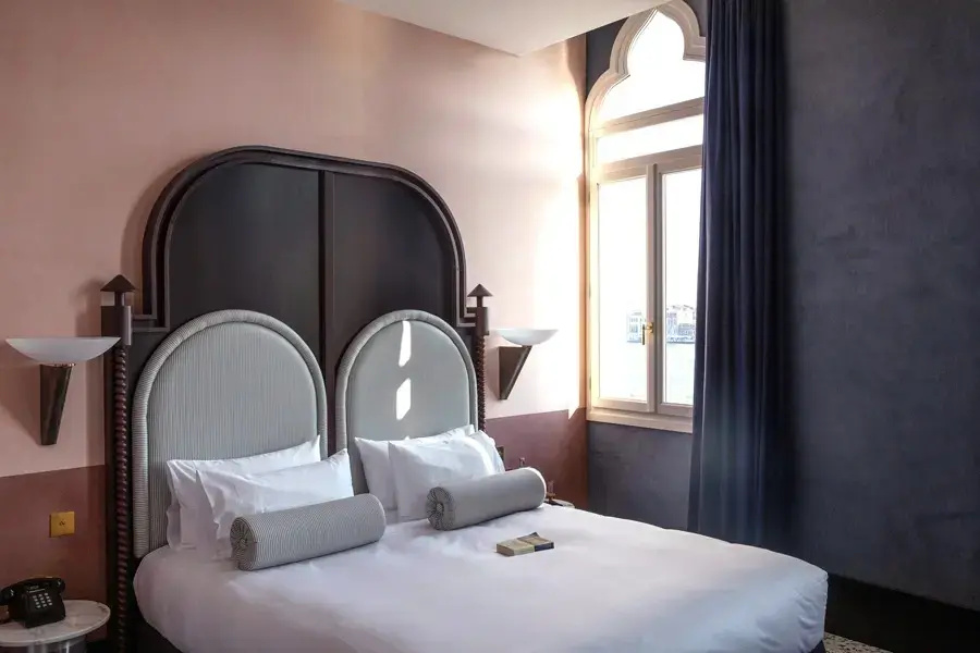 Ognisanti Double room with canal view (full double bed)