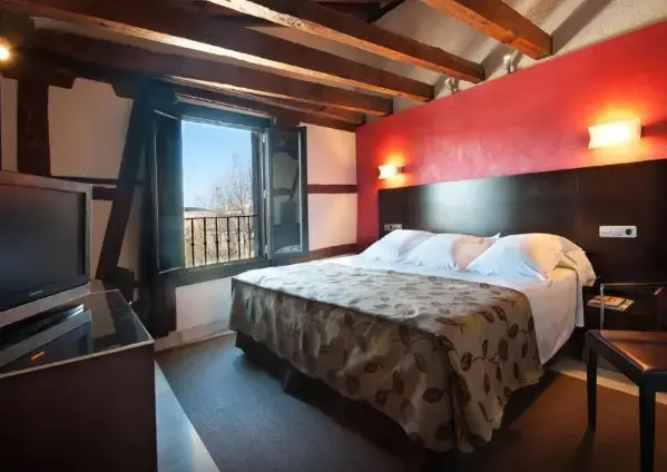 Deluxe Double room (full double bed)