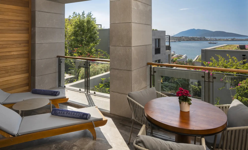 Двухместный номер Superior с видом на море двуспальная кровать в Kaya Palazzo Resort & Residences Le Chic Bodrum