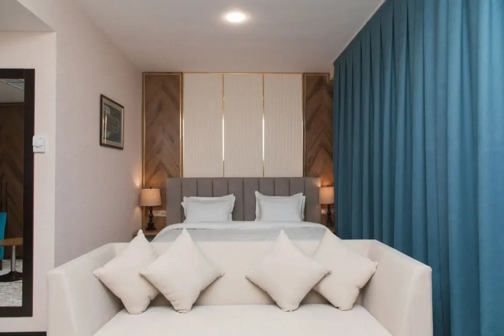 Deluxe Double room with balcony and with garden view (full double bed)