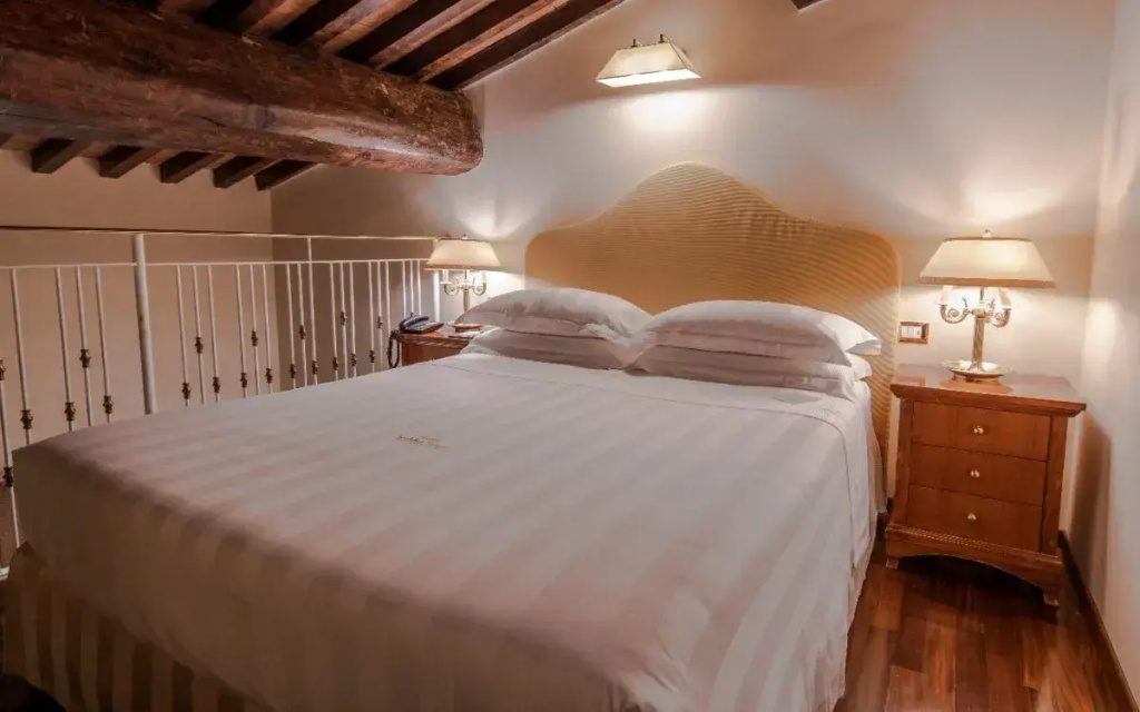 Double Split Level Junior Suite (full double bed)