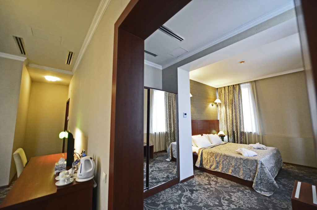Double Suite full double bed