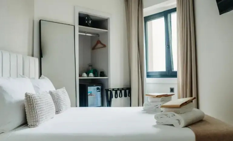 Small Double room (full double bed)