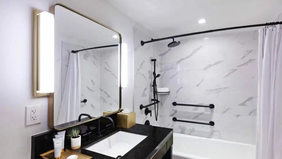 C. Baldwin, Curio Collection by Hilton - Chambres