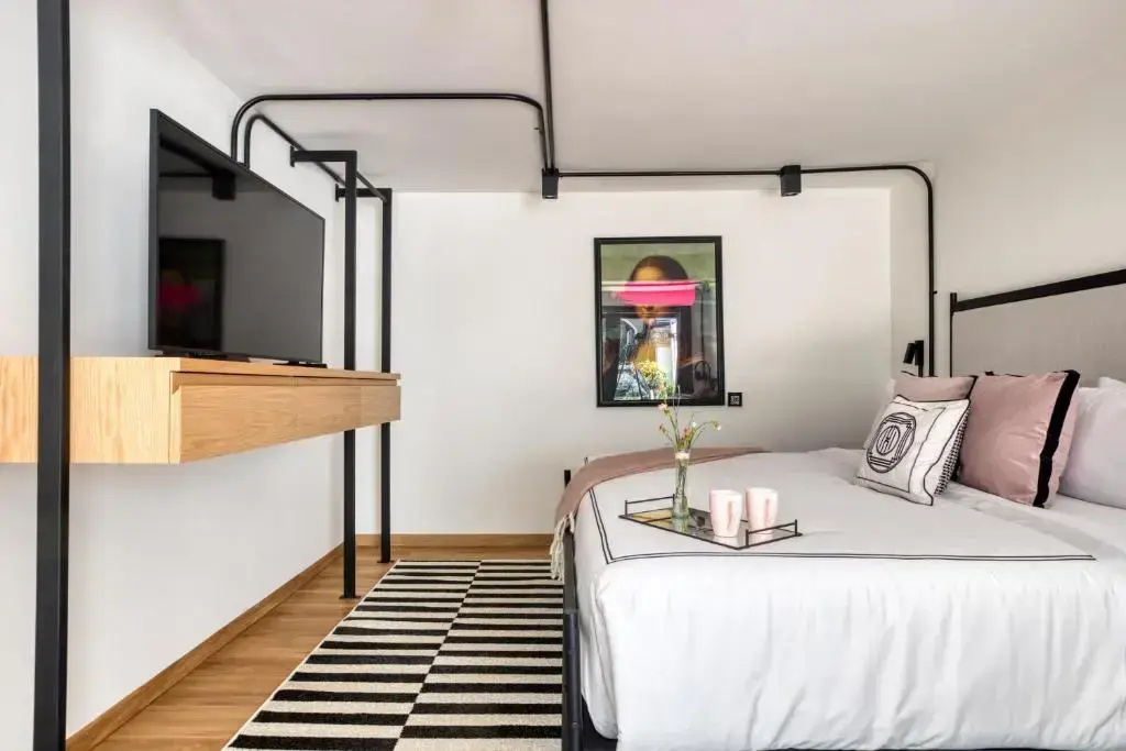 Mona Lisa's Double Suite (full double bed)