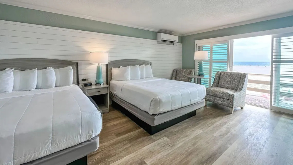 Gulf Front Efficiency Quadruple room with balcony