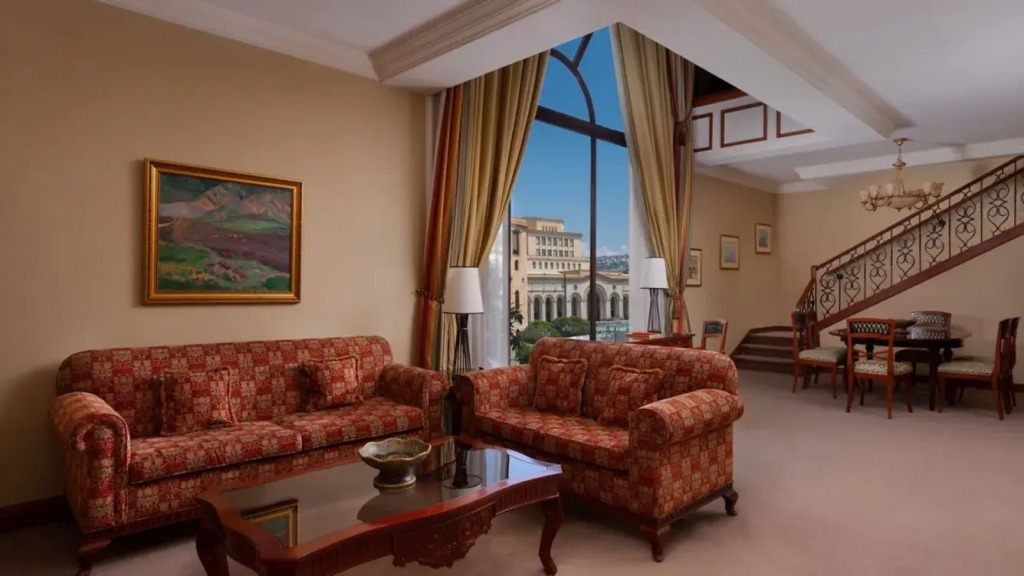 Двухместный люкс Presidential с видом на город двуспальная кровать в Armenia Marriott Hotel Yerevan