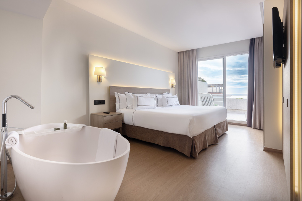 Double Junior Suite with balcony (full double bed)