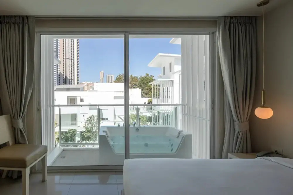 Deluxe Bath Double room with pool view (full double bed)