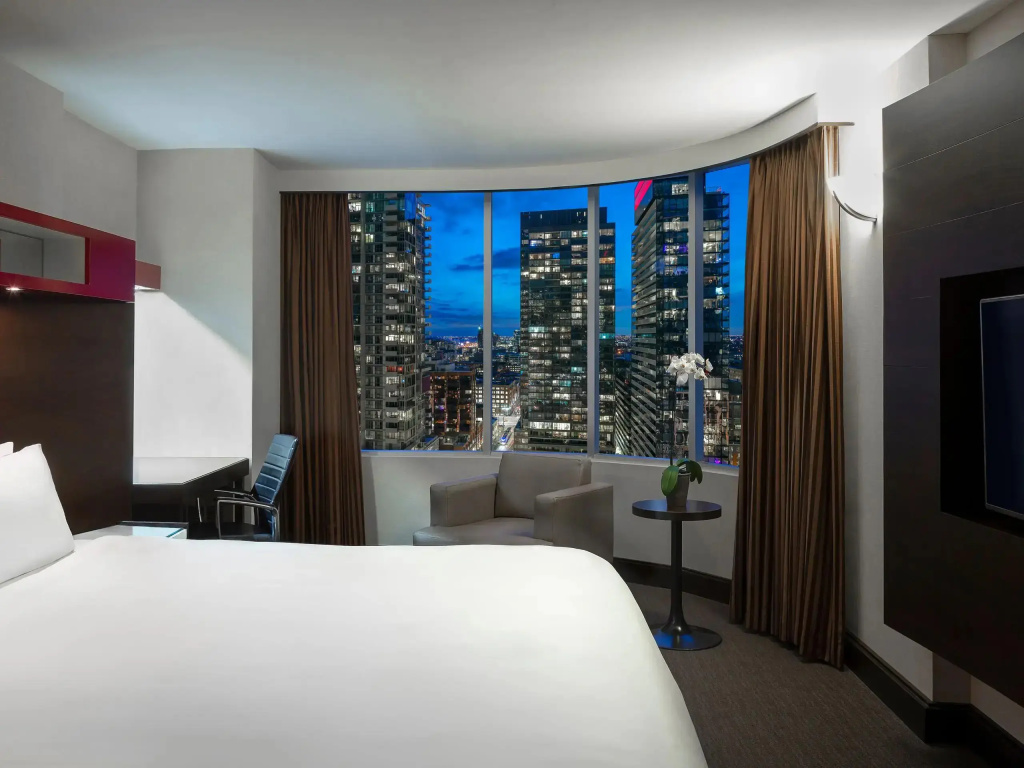 Corner Double room (full double bed)