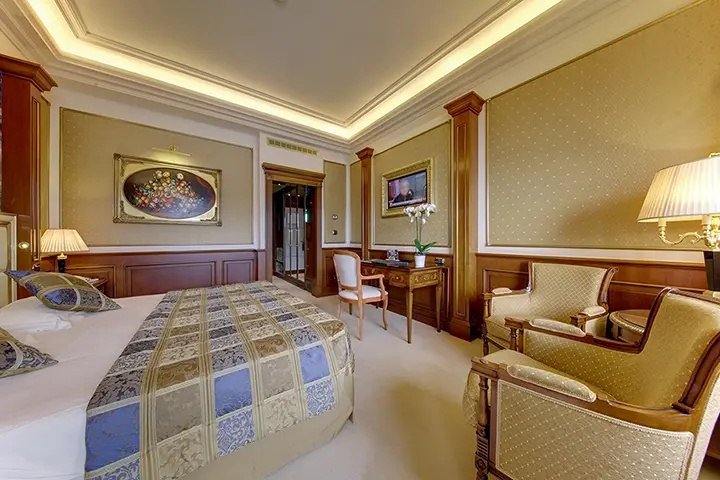 Deluxe Double room with partial lake view or pool view (full double bed)