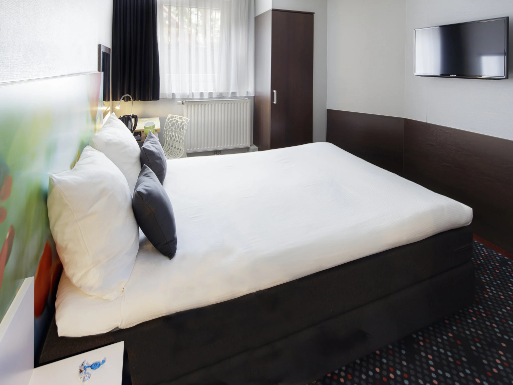 Small Double Basement room (full double bed)