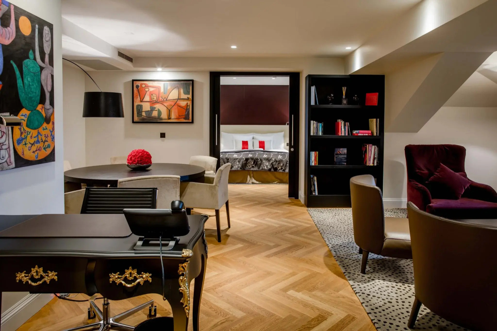 Signature Double Suite full double bed