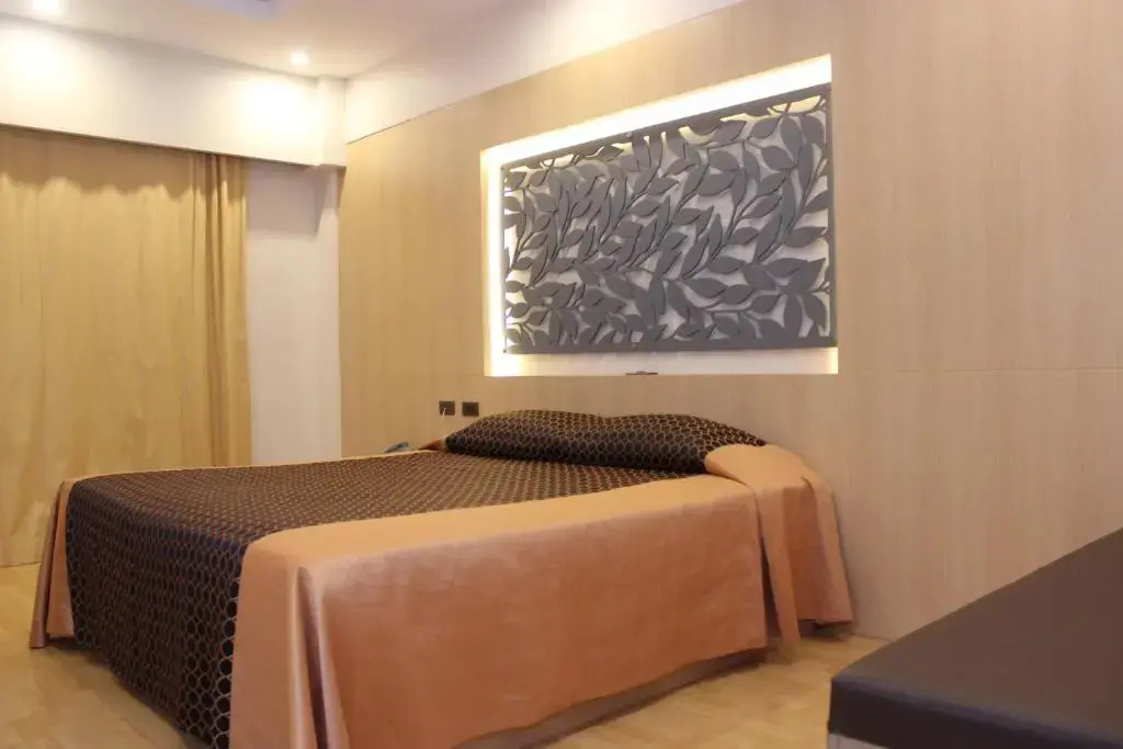Grand Deluxe Double room (full double bed)