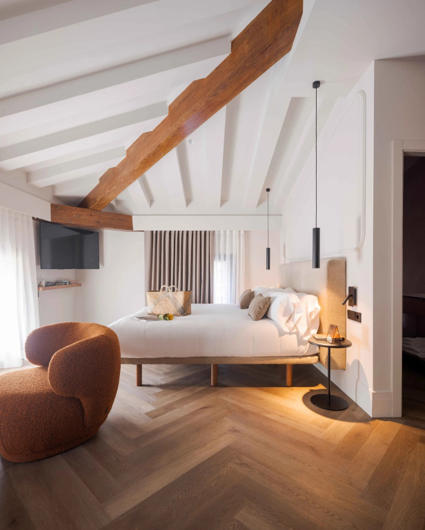 Roomy Double room (full double bed)