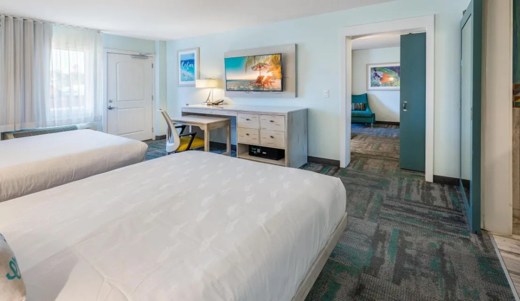 2 Bedrooms Parkway Suite