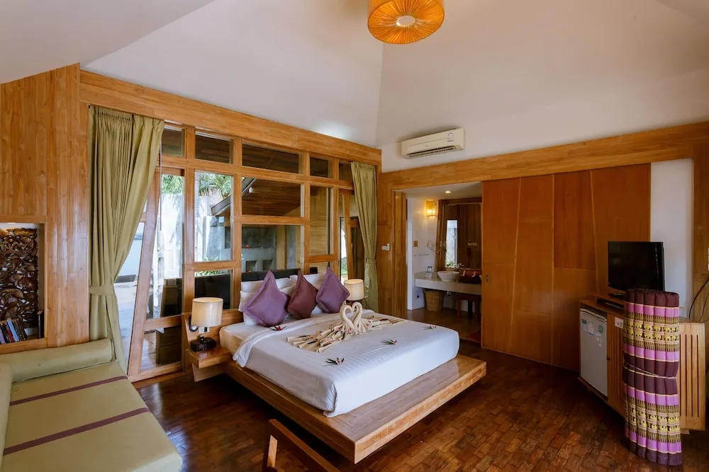 Бунгало Honeymoon Beachfront в Bundhaya Villas Koh Lipe
