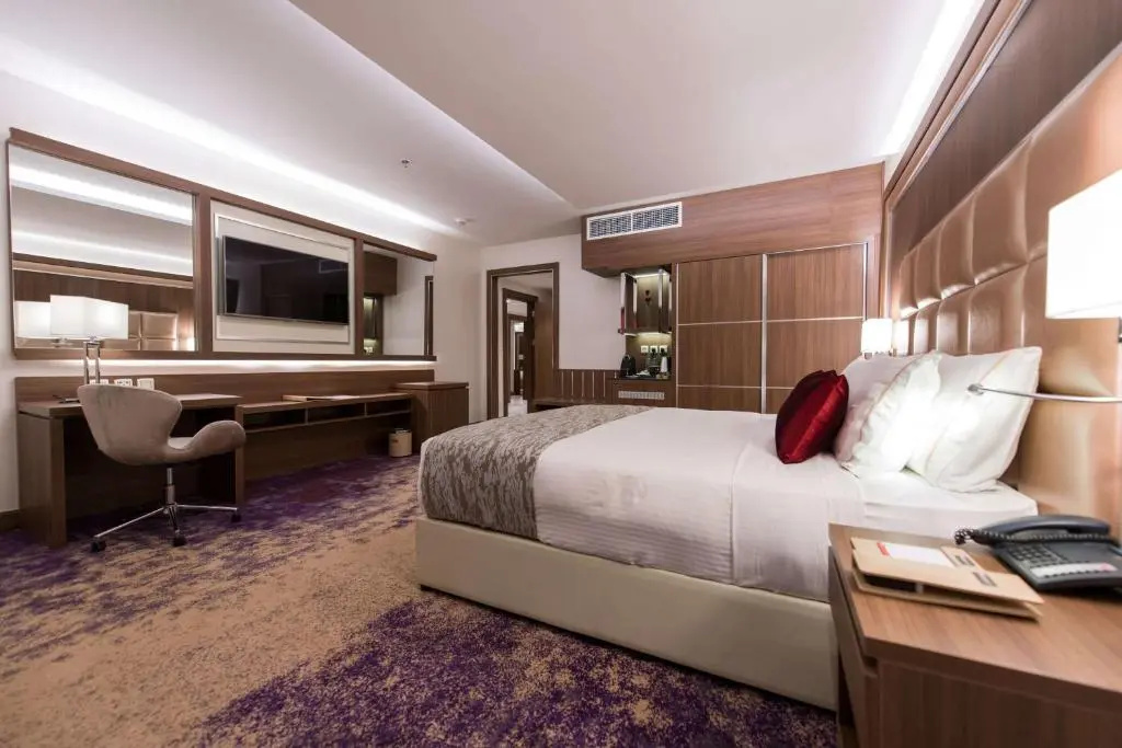 Double Junior Suite with city view (full double bed)