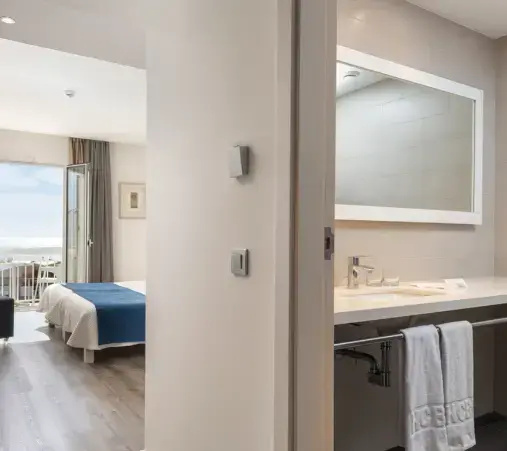 Superior Double room with balcony and with sea view (full double bed)
