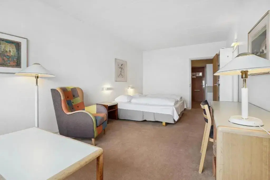 Double Ground Floor room with sea view (full double bed)