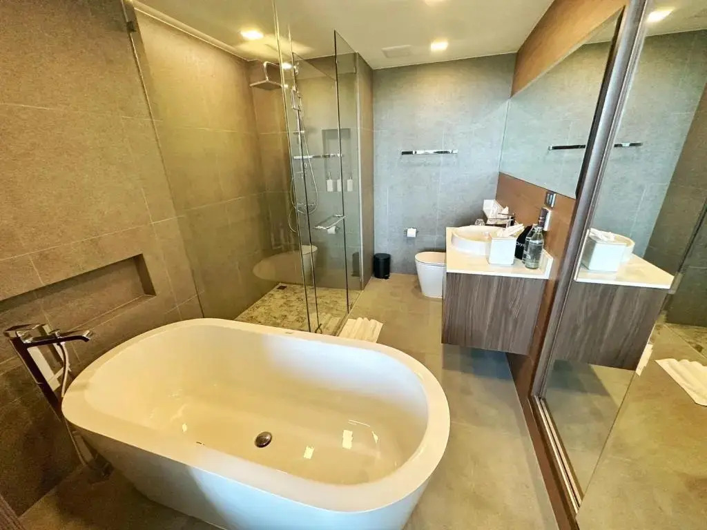 Двухместный номер с ванной Premier двуспальная кровать в The Proud Karon Beach Phuket Trademark Collection By Wyndham