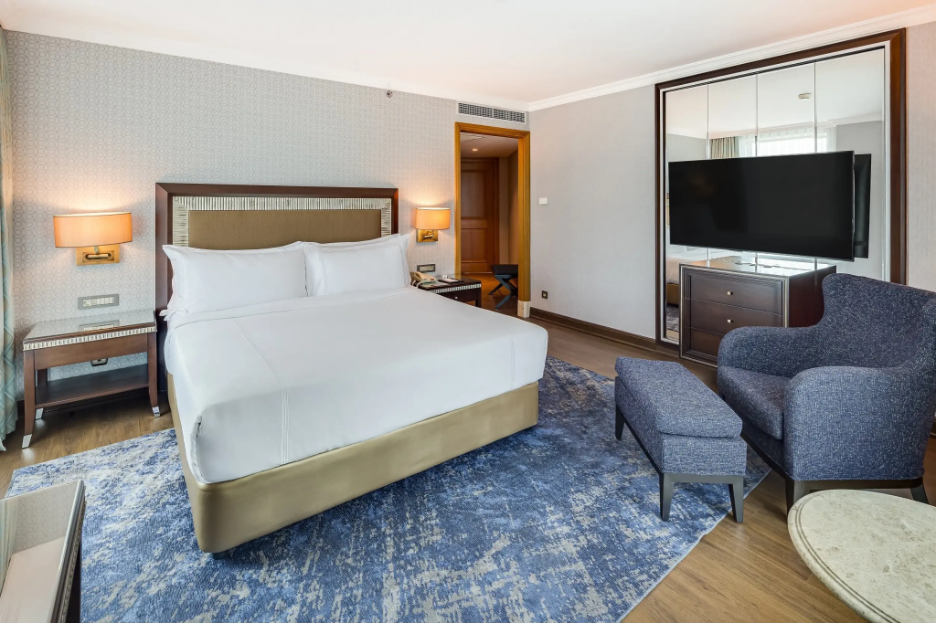 Deluxe Double room with city view (full double bed)