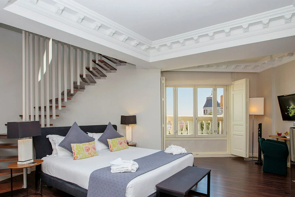 Double Tower Suite (full double bed)