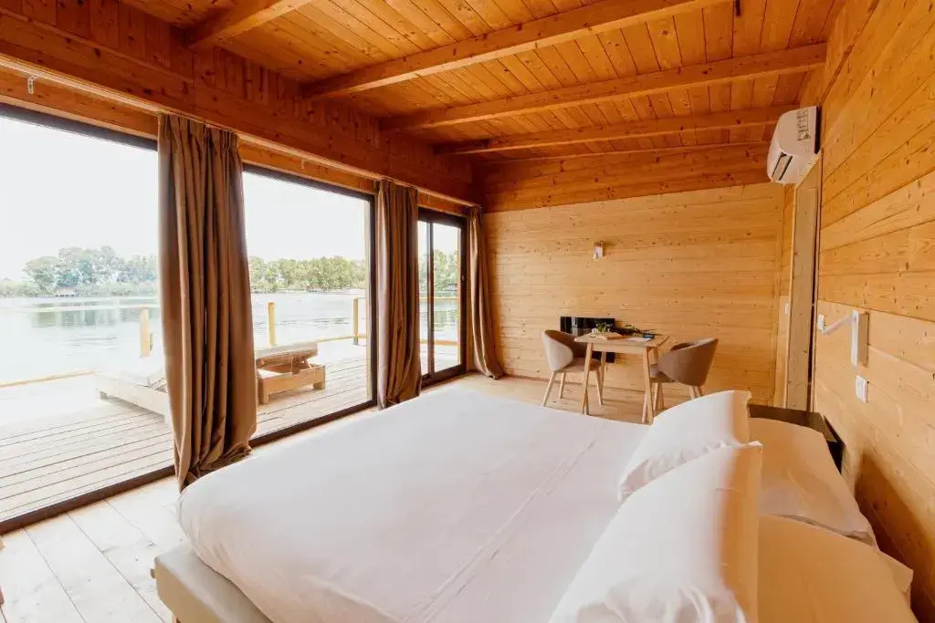Double Lodge with lake view (full double bed)