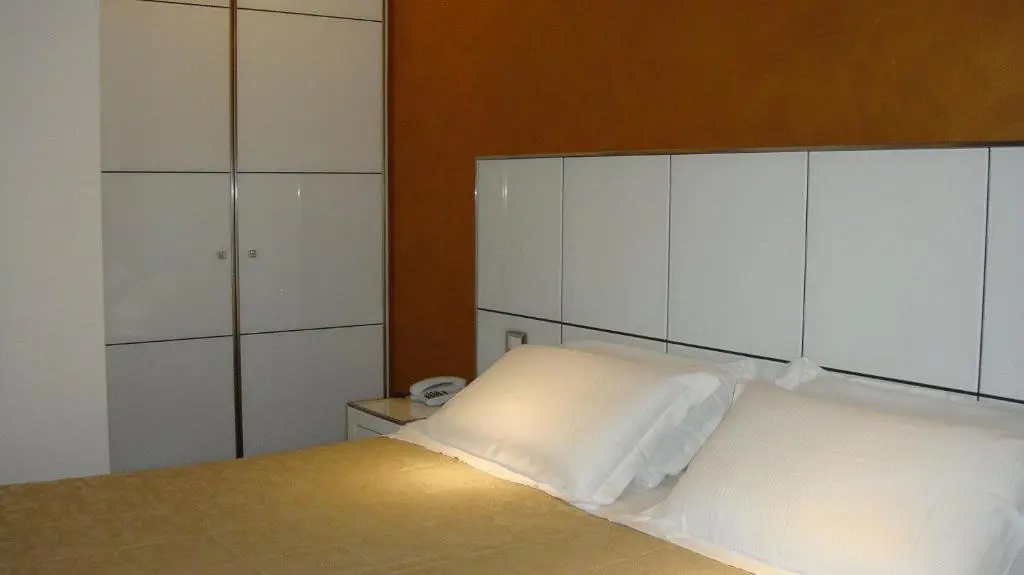 One room Double Suite (full double bed)