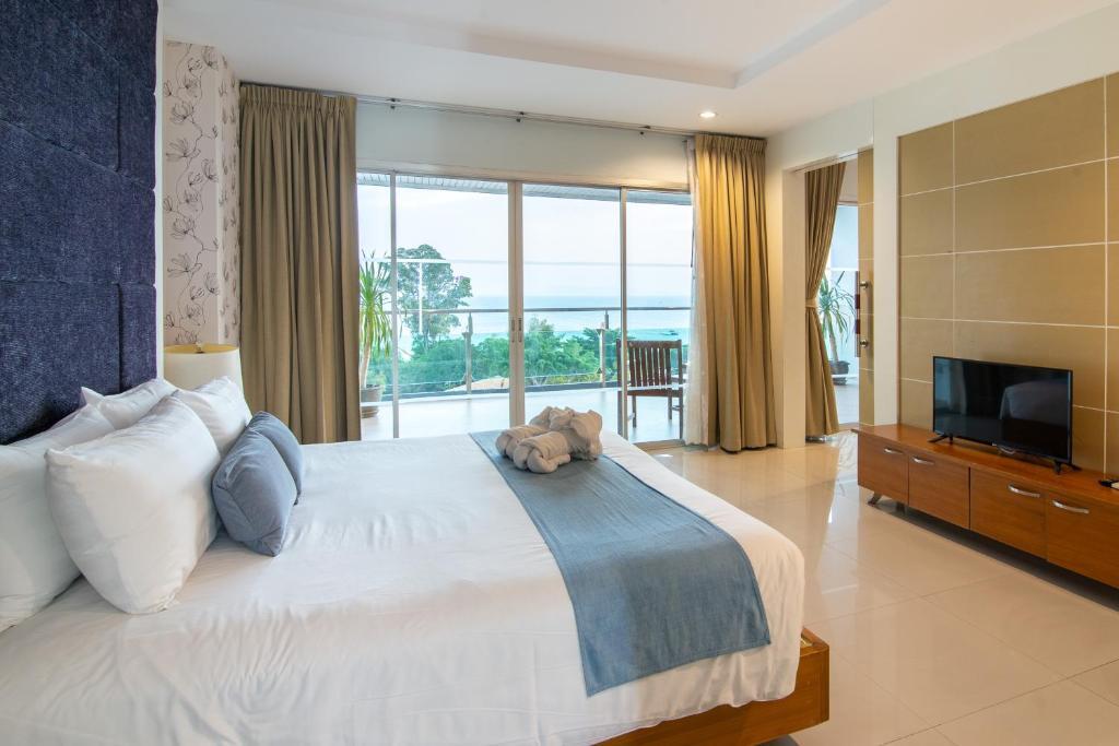 Семейный люкс с видом на море в Royal Beach View Suites