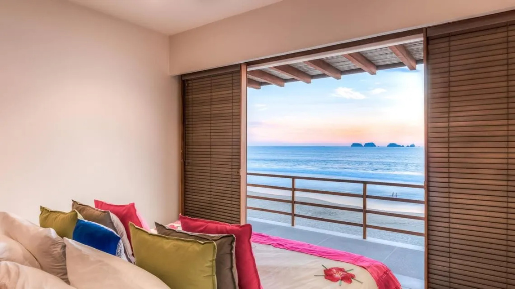 3 Bedrooms Penthouse Villa beachfront
