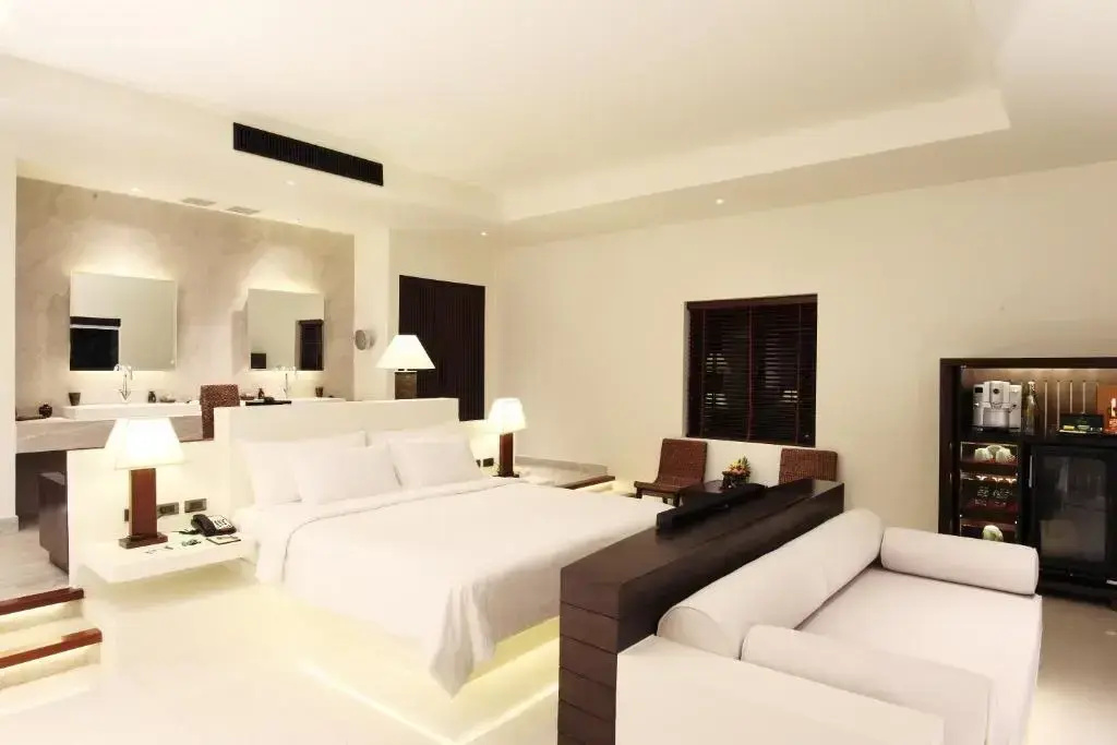 Grand Double Pool Suite with sea view (full double bed)