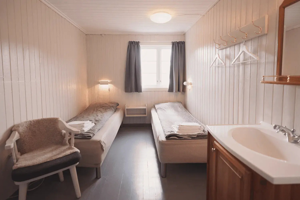 Larger Preikestolhytta room