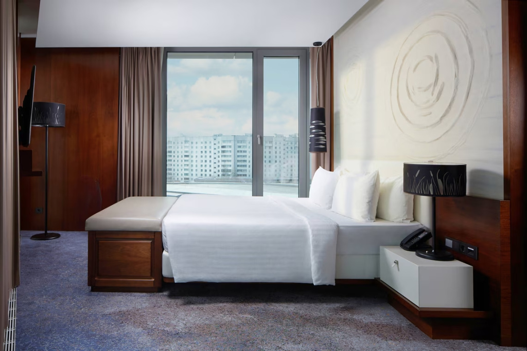 Люкс Luxury с балконом и с видом на реку в Minsk Marriott Hotel
