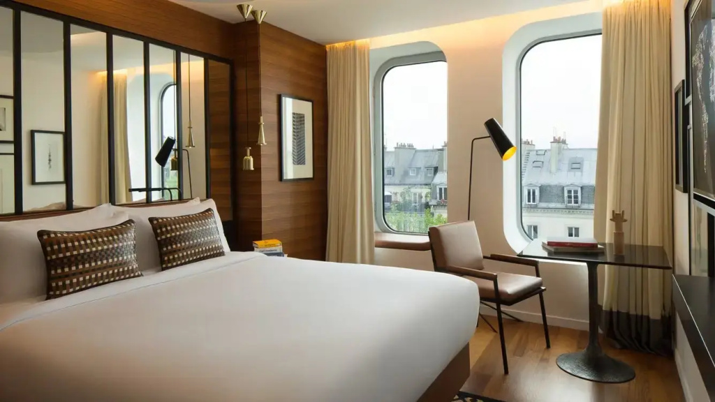 Paris Rooftop View Double room with urban view (full double bed)