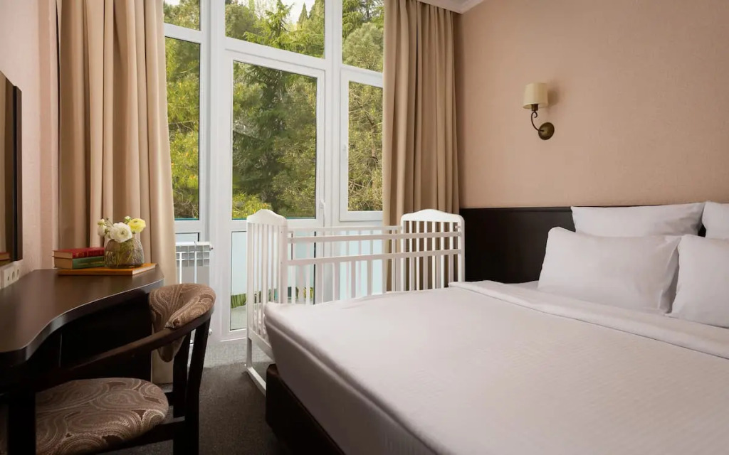 Четырёхместный семейный номер Comfort с 2 комнатами в Знание