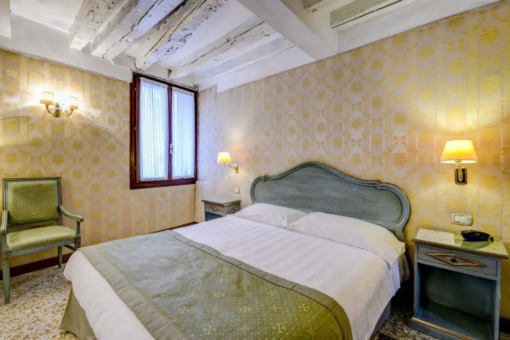 Deluxe Double room with canal view (full double bed)