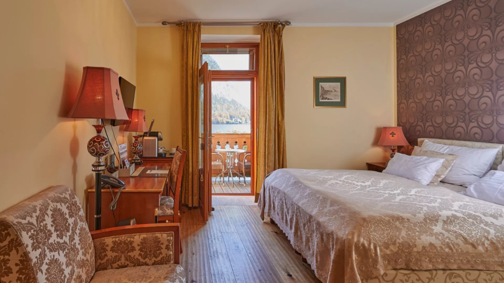 Double room with balcony and with lake view (full double bed)