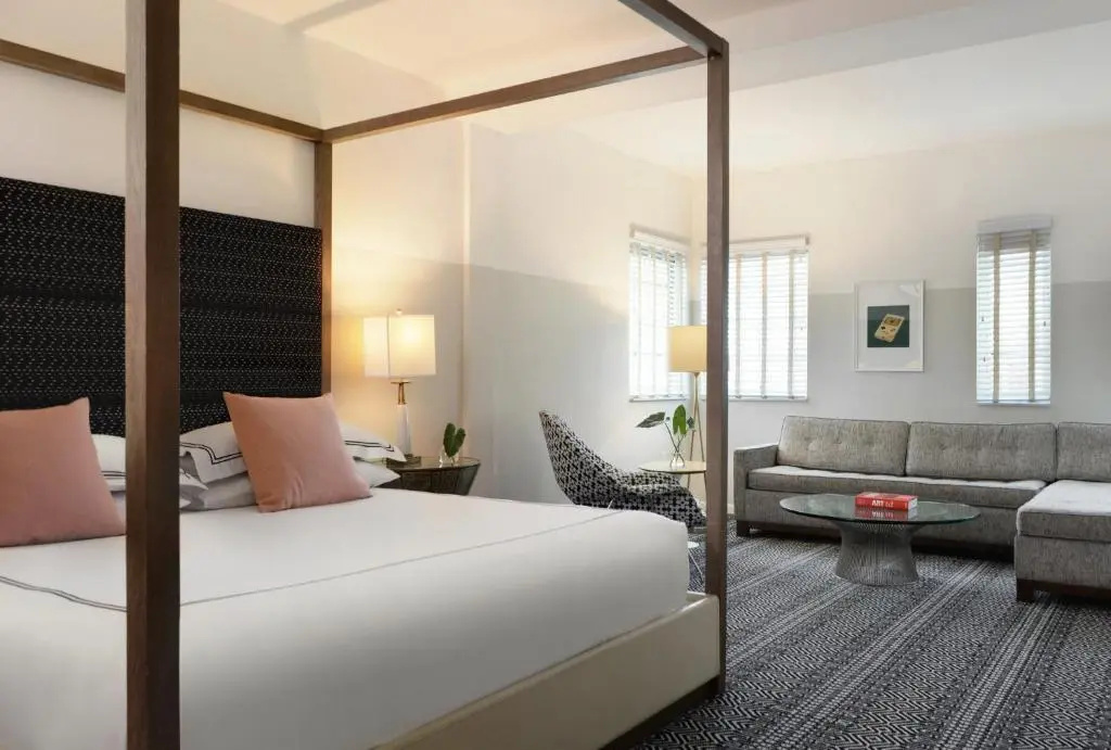 1 Bedroom Double Suite oceanfront full double bed