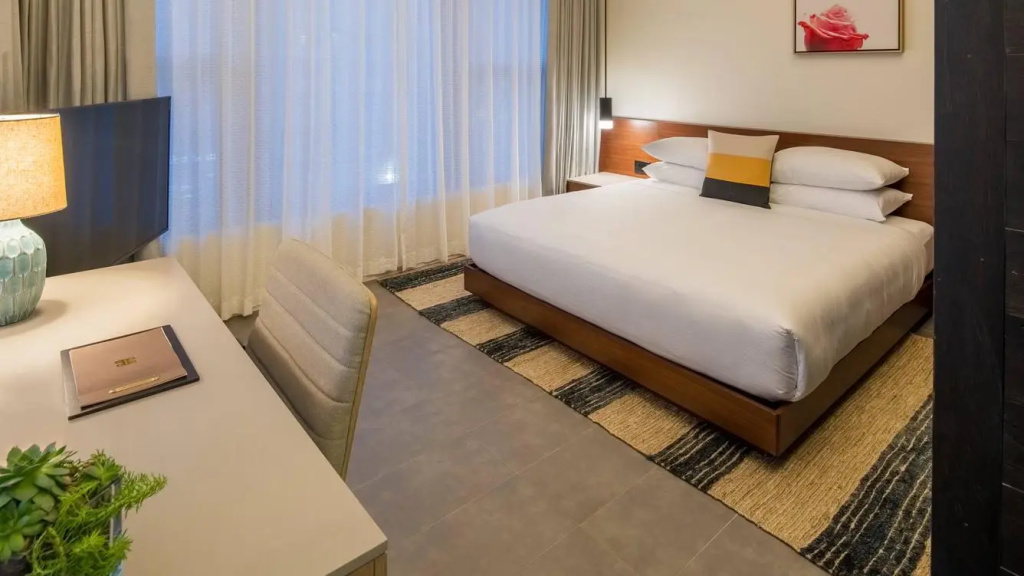 Alcove Double Suite Corner room with city view full double bed