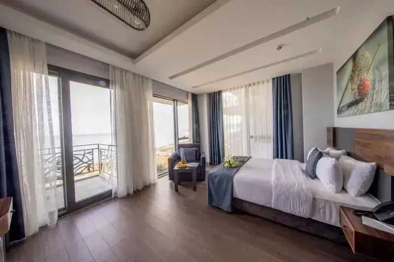 Deluxe Double Suite with balcony and with sea view (full double bed)