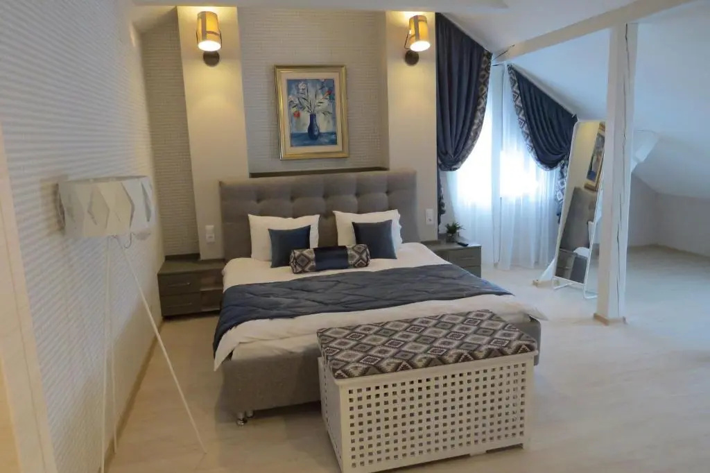 Double Suite (full double bed)