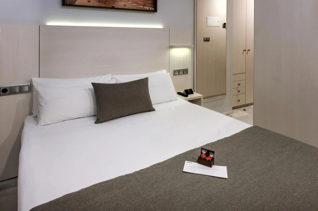 Small Double room (full double bed)
