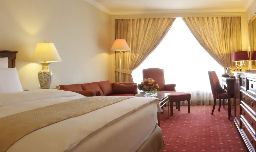 Signature Corner Double Suite (full double bed)