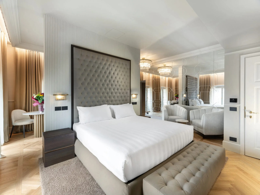 Corner Double Suite with Duomo view (full double bed)
