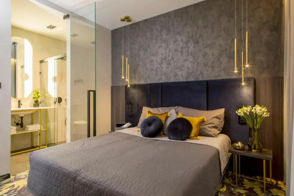 Deluxe Double room (full double bed)