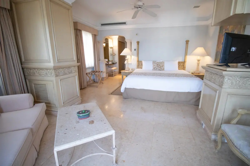 Deluxe Double room (full double bed)